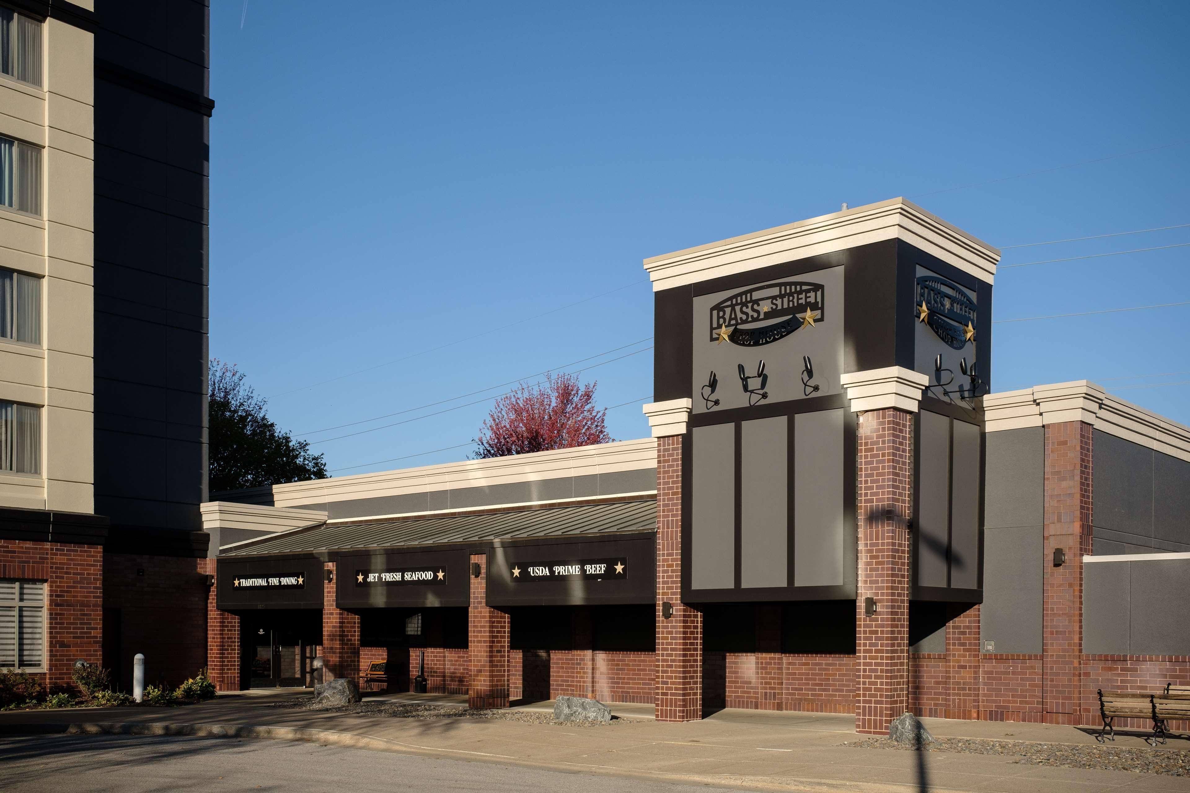 Wyndham Moline On John Deere Commons Hotel Екстериор снимка